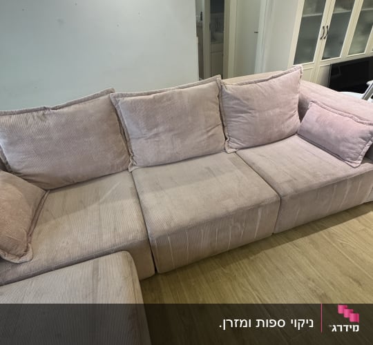 ספת בד מרופדת בגוון בהיר בסלון הבית